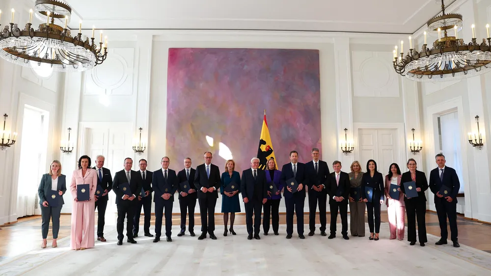 Überbordende Verwaltung -Die Größe des Bundeskabinetts 2002-2025